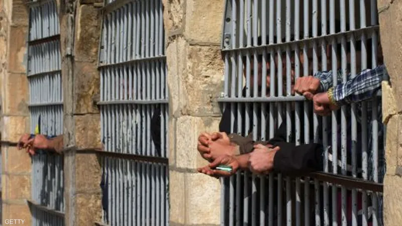 الفيديوات السوداء.. تواطؤ منتسبين مع نزلاء وتسريب هواتف ذكية داخل السجون